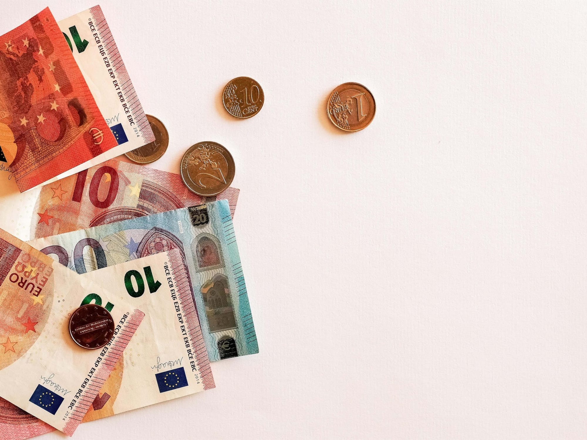 JUDIKATÚRA: Započítanie prostriedkov použitých výlučne jedným z manželov do masy BSM a zaokrúhľovanie súm vo výroku rozsudku