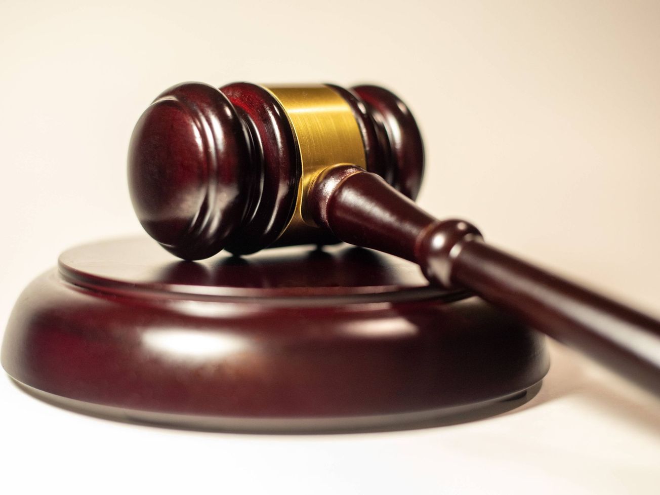 JUDIKATÚRA: Rigidné dodržiavanie poradia pri vybavovaní podaní a nečinnosť súdu