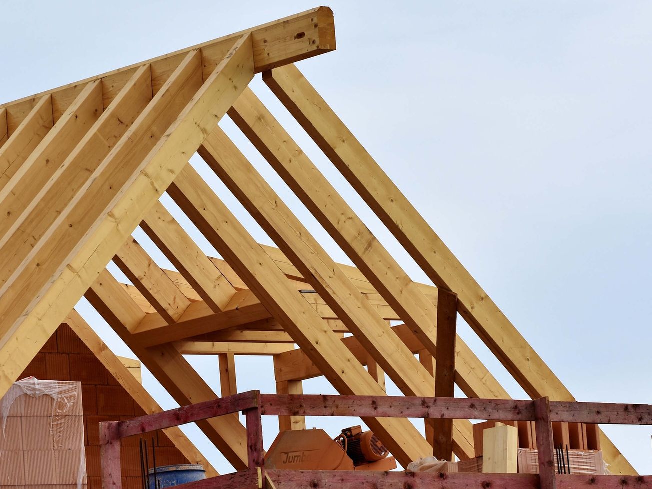 JUDIKATÚAR: Povinnosti vlastníka nepovolenej stavby a stavebného úradu