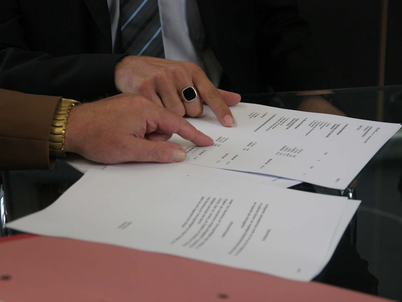 JUDIKATÚRA: Neprijateľná zmluvná podmienka a čiastočné zastavenie exekučného konania