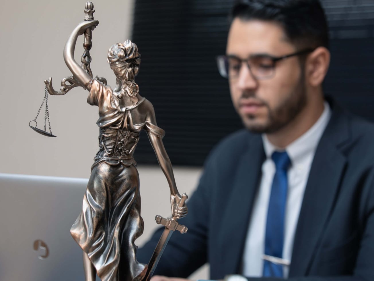 JUDIKATÚRA: Dôvod hodný osobitného zreteľa  na neodmietnutie neprípustnej ústavnej sťažnosti